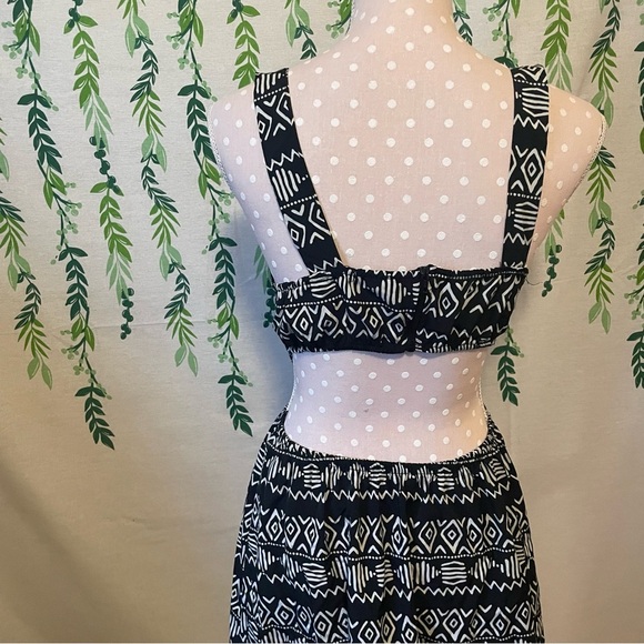 Size L Forever 21 Aztecs Black/White Dress with Cutout on the Back D2 - Picture 4 of 4